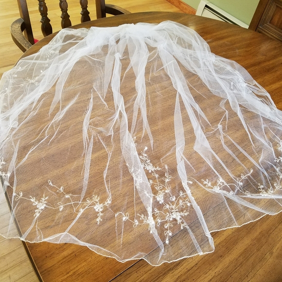 Brand new wedding dress. - Picture 10 of 13